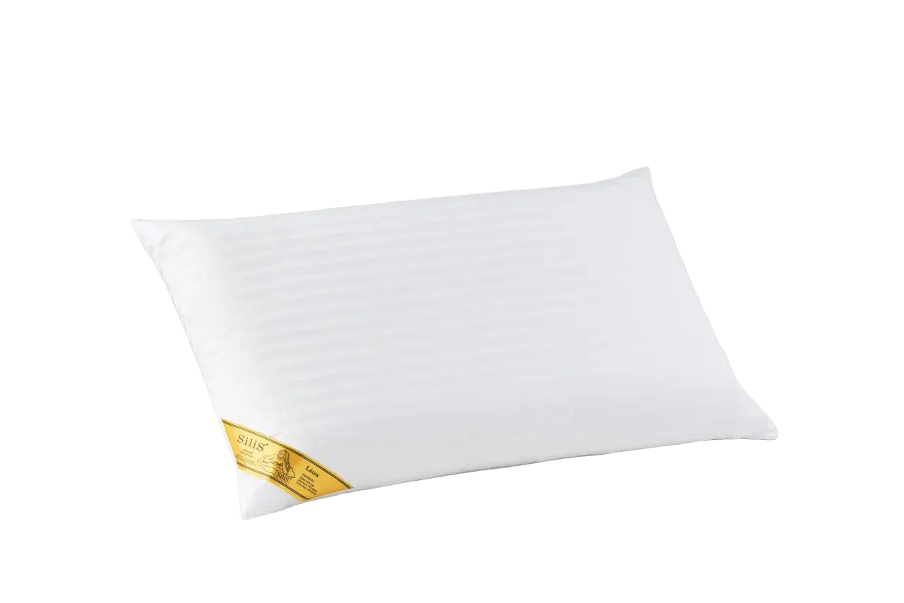 Almohada blanca a rayas, medida para cama de 135, con etiqueta dorada de la marca Silis.
