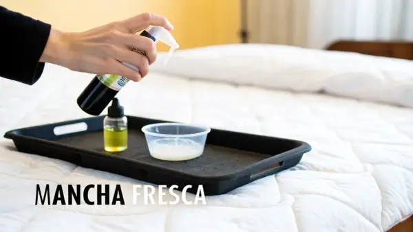Persona rocía líquido de una botella sobre una bandeja con un recipiente pequeño. Aprende como desinfectar un colchon.