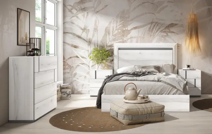 Dormitorio moderno con cabecero de cama en blanco veteado, papel tapiz botánico y cómoda a juego. Un diseño que evoca la calma del feng shui.